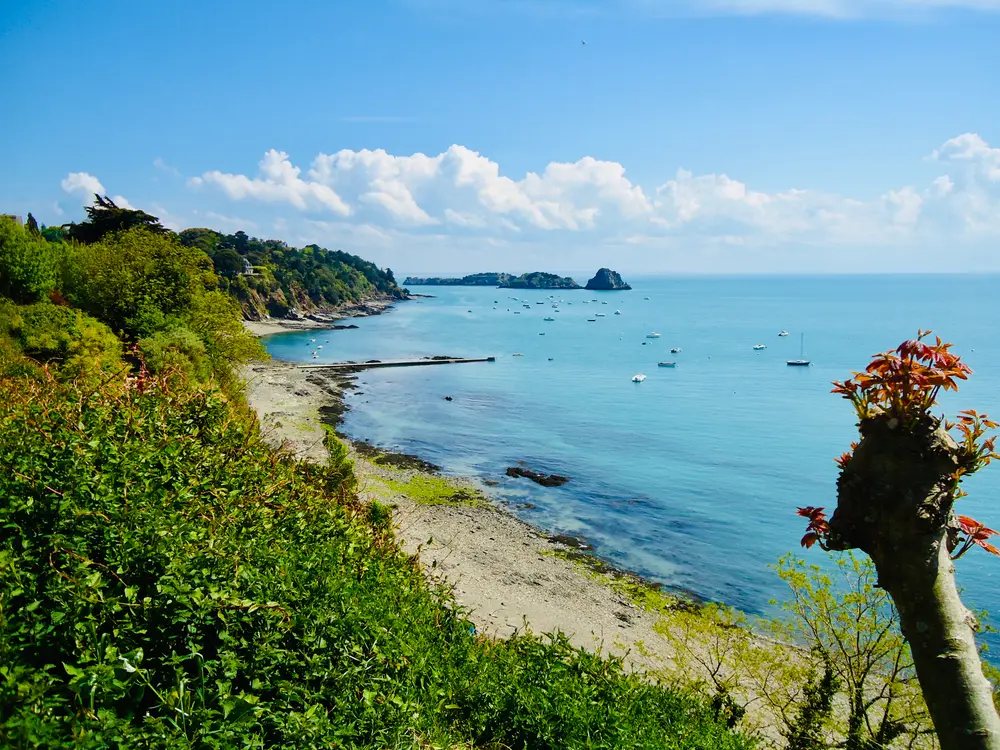 Crique de la Côte d'Émeraude avec voiliers au mouillage