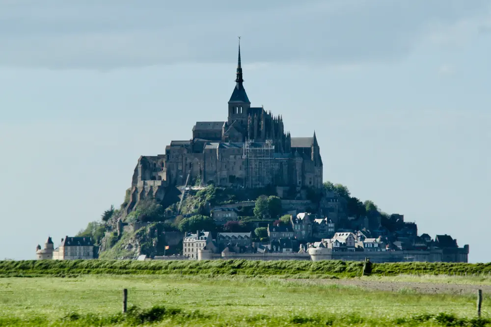 Le Mont-Saint-Michel vu depuis les prés salés