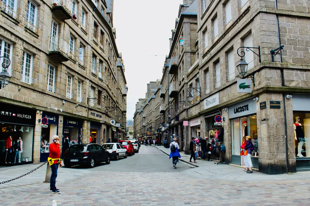 Rue animée de la vieille ville de Saint-Malo