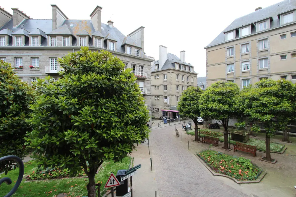 La place arborée vue depuis l'appartement